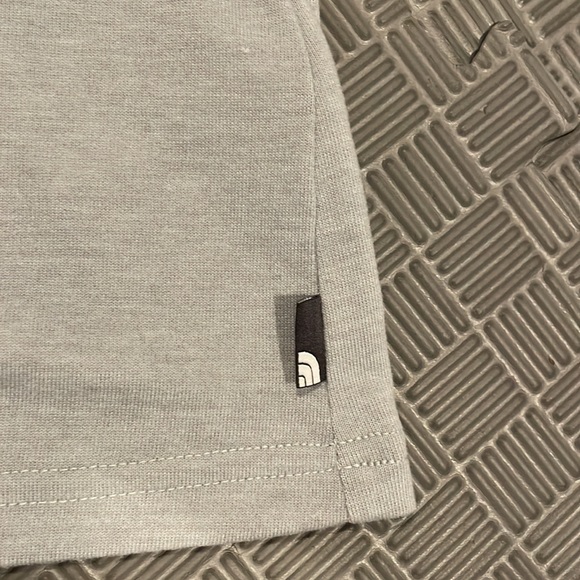 NWT - Women’s The North Face Flashdry Pocket T - Picture 2 of 7